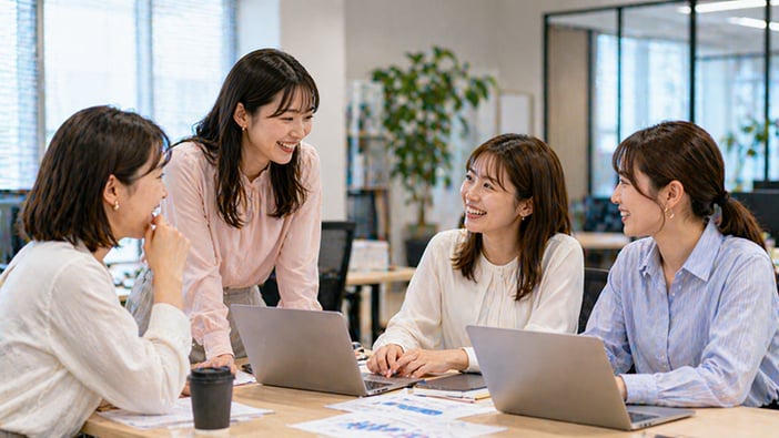 Z世代の採用 女性チームのミーティングシーン